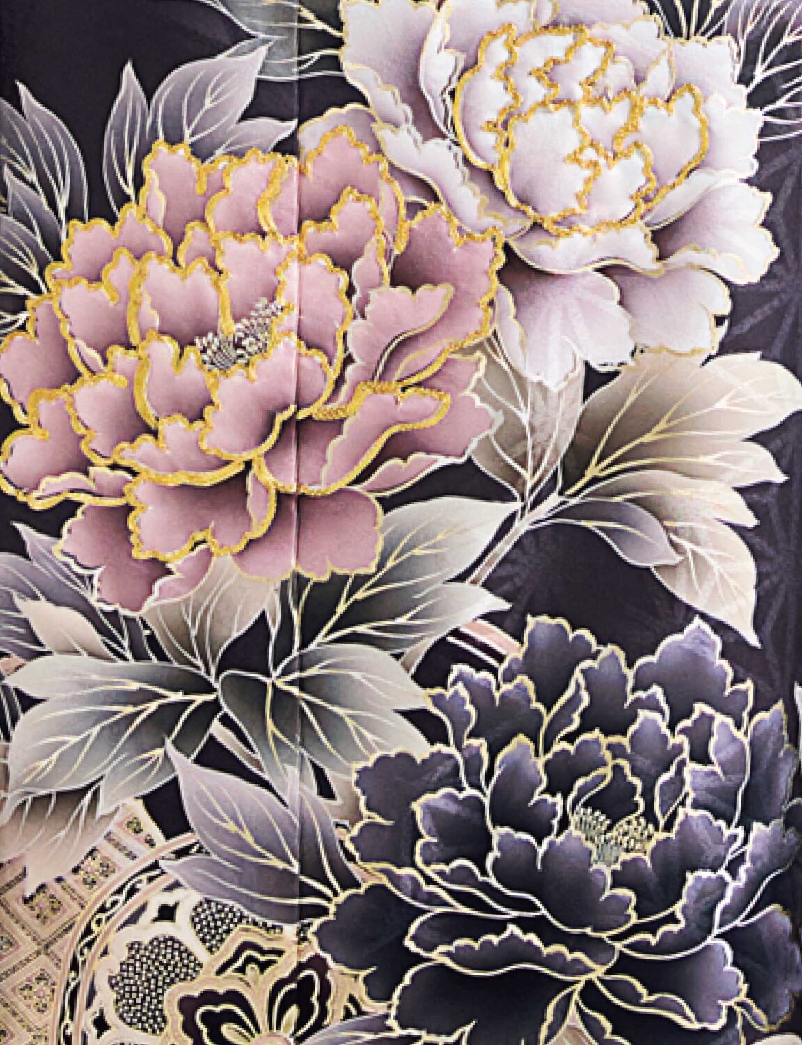灰紫のグラデーション振袖に白・金・桃・紫の花柄をあしらい、淡灰の帯と紫の帯締を合わせた女性が、上品で華やかな振袖姿を見せている様子。