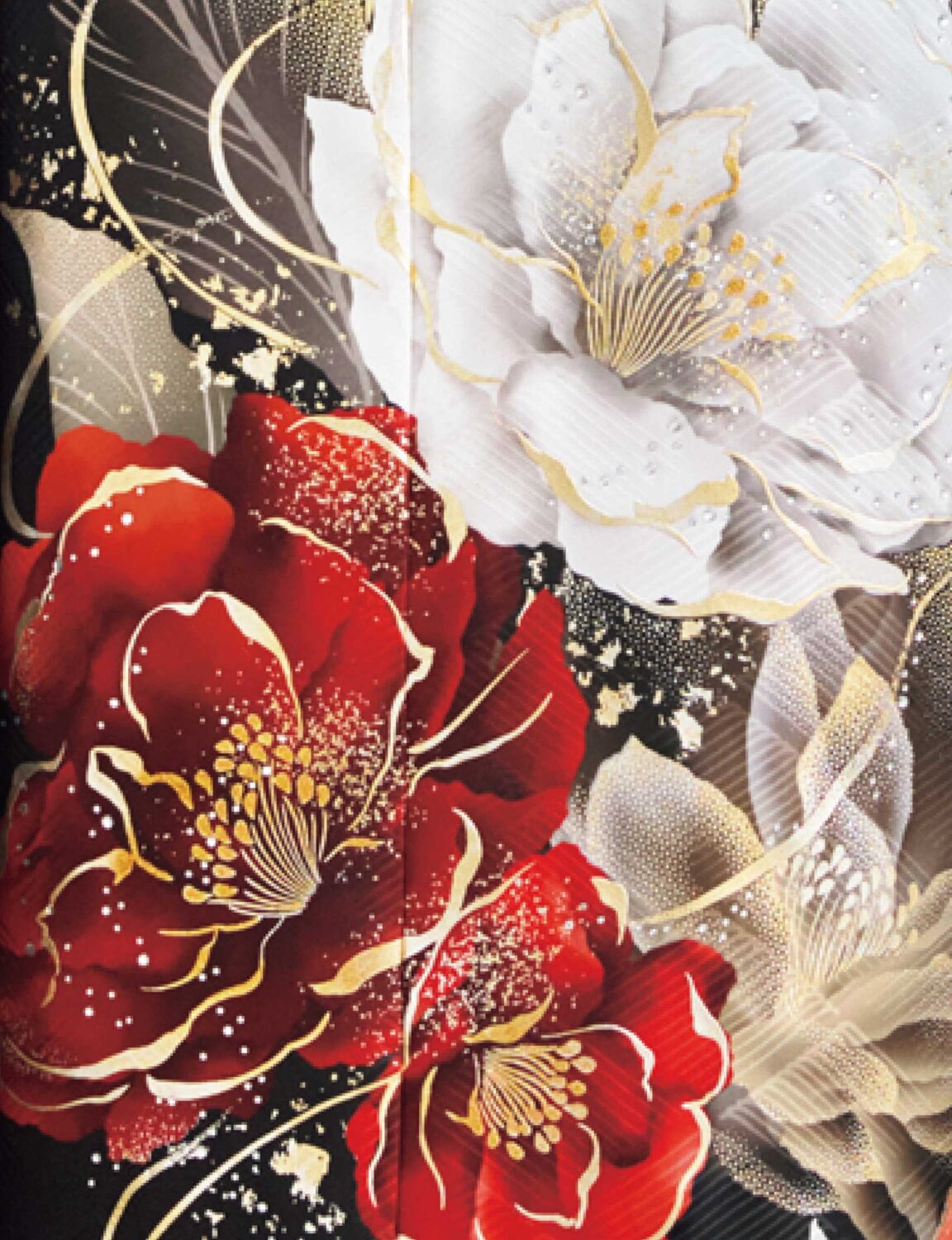 黒地に金・白・赤の花柄をあしらい、深紅の帯と白の帯締を合わせた女性が、重厚で華やかな振袖姿を見せている様子。