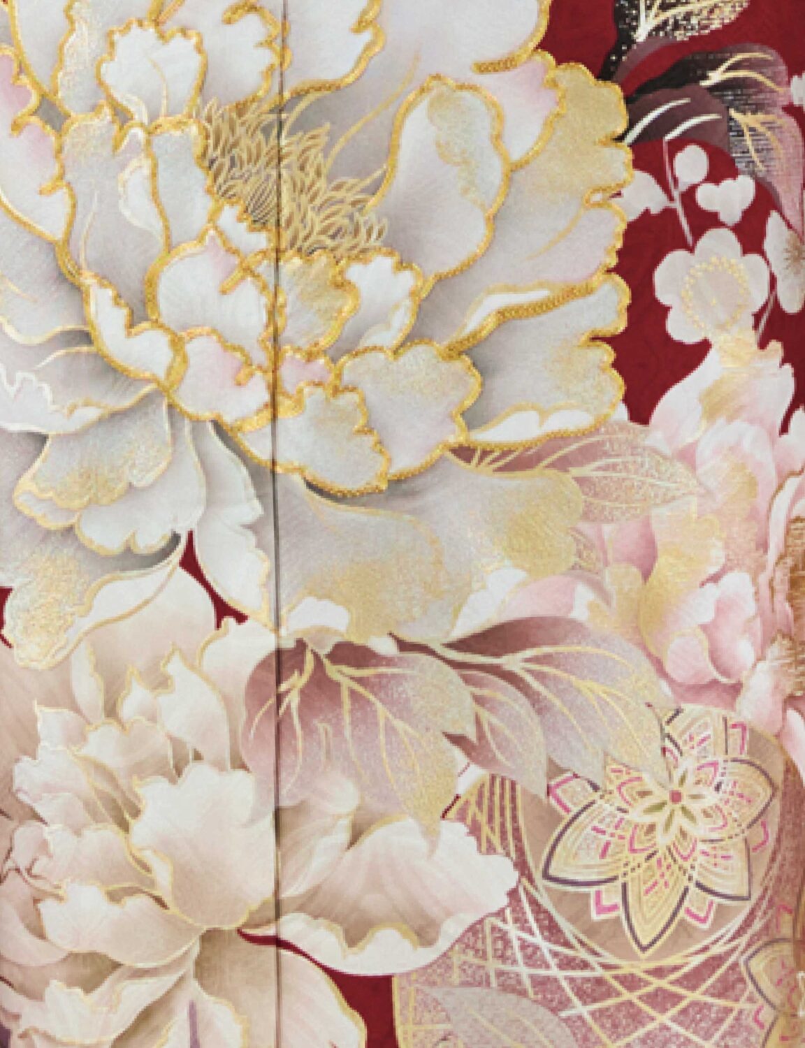 深紅の振袖に白・生成り・金の花柄をあしらい、淡金の帯と装飾的な帯飾りを合わせた女性が、華やかで上質な振袖姿を見せている様子。