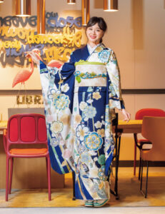 肌なじみのよい青地に、大輪の梅が金彩をまとって艶やかに咲きます。表情豊かな熨斗や天高く伸びゆく竹も、記念すべき日にエールを送ります。