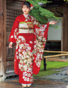 顔の映りがよくゴージャスな赤い振袖に咲き誇る菊、楓、桜。紅白の色づかいがお祝い感を盛り立て、花丸紋も地色の美しさを際立たせます。