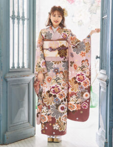 ピンクベージュのくすみカラーはトレンドの象徴。菊や七宝を携えた毬紋様は幸せへの願いを込められ、同色系の小物使いでワンランク上の装いに。