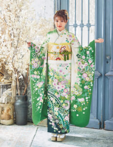幻の花と言われる辻が花と若草色のグラデーション、清楚な花色が心躍る逸品。銀糸をまとった生地はほのかに輝き、誰もが見惚れる着姿の完成です。