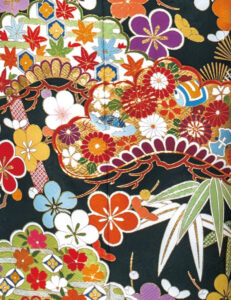 漆黒のごとく深い緑の地に冴える手描き友禅の技。松竹梅の図柄に小付けの草花が舞い、贅を凝らしたカラフルな意匠が豪華さを演出します。