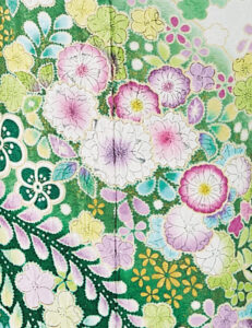 幻の花と言われる辻が花と若草色のグラデーション、清楚な花色が心躍る逸品。銀糸をまとった生地はほのかに輝き、誰もが見惚れる着姿の完成です。