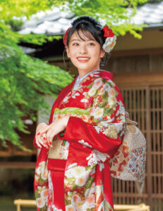 顔の映りがよくゴージャスな赤い振袖に咲き誇る菊、楓、桜。紅白の色づかいがお祝い感を盛り立て、花丸紋も地色の美しさを際立たせます。
