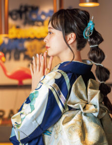 肌なじみのよい青地に、大輪の梅が金彩をまとって艶やかに咲きます。表情豊かな熨斗や天高く伸びゆく竹も、記念すべき日にエールを送ります。