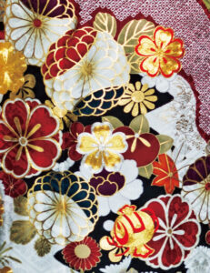 白、黒、赤の色の大胆な染め分けは次元を超えた美しさ。染疋田や金駒刺繍などの繊細な手仕事が高級感を醸し、唯一無二の晴れ姿が完成します。