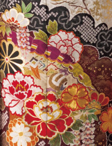 王道の赤地から流れ出るような上品な疋田文様は、匠こだわりの証です。爛漫と咲く牡丹、藤、扇面や宝尽くしも特別な日を盛り立てます。
