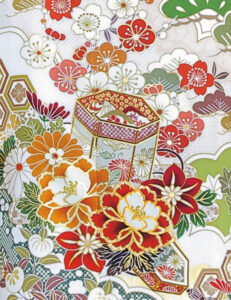 松竹梅の吉祥柄はセンスある色合いがあか抜けたイメージ。貝桶には吉祥の花々が満ちて、細やかな金箔とのハーモニーを奏でます。