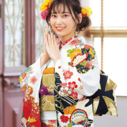 振袖レンタル　Mサイズ　白色に古典花柄