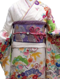 白色の裾に桃色ピンクぼかしの振袖レンタルMサイズです。松竹梅の古典柄。