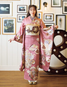 都会的なローズピンクに舞う竹紋は華やぎに満ち、ダイナミックな飛び柄も個性的。味わいのあるラテカラーが平安の姫君のような雰囲気を醸します。
