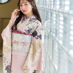 フェミニンで優しいスモーキーピンクに吉祥の花々が咲きそろいます。花びら一枚一枚に更紗文様を携えた、大輪の百合が神秘的。