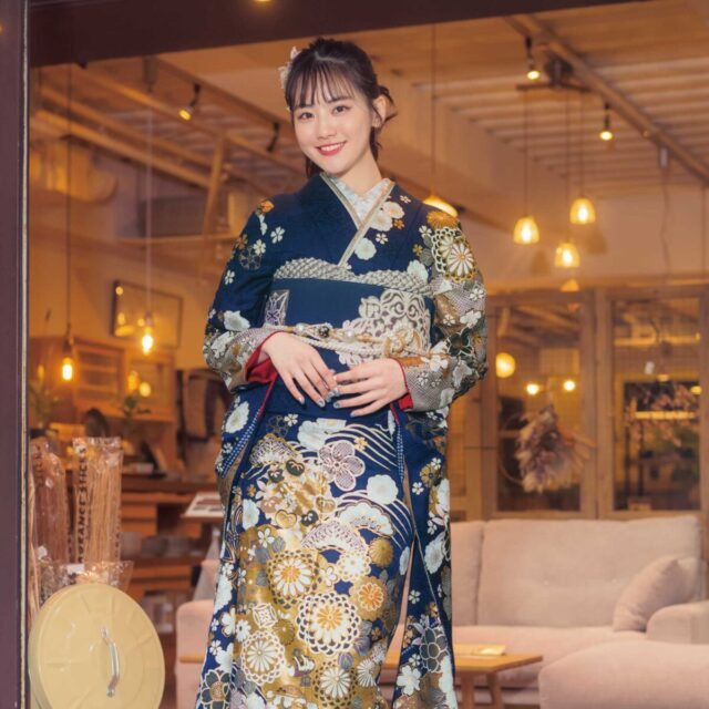 ふっくらと咲く万寿菊は、金駒刺繍でお祝いムード。風格のある紺生地にきらめきが冴え渡り、ワンランク上のコーディネートが楽しめそう。