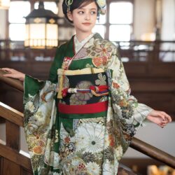 花びら一枚一枚に慶びを携えたねじり梅は、まばゆい金彩で誇らしげ。差し色を利かせた小物選びを楽しみながら、ゆかしい情緒に心惹かれて。