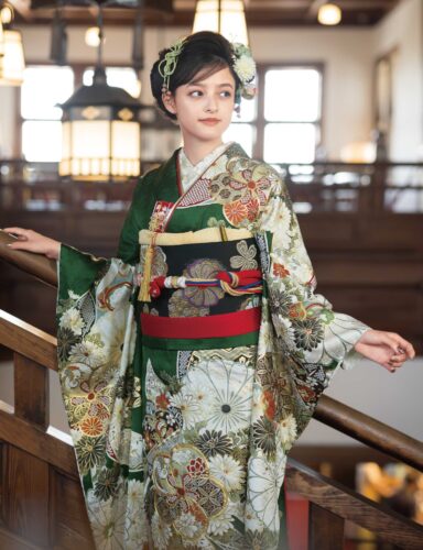花びら一枚一枚に慶びを携えたねじり梅は、まばゆい金彩で誇らしげ。差し色を利かせた小物選びを楽しみながら、ゆかしい情緒に心惹かれて。