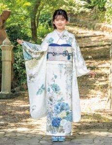 純真無垢な白に、色鮮やかな紫陽花がおしゃれな印象。美しい和花と銀彩の競演にそっと心躍らせながら、楚々とした笑顔で一目おかれる淑女に。