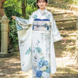 純真無垢な白に、色鮮やかな紫陽花がおしゃれな印象。美しい和花と銀彩の競演にそっと心躍らせながら、楚々とした笑顔で一目おかれる淑女に。