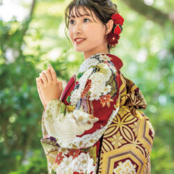 王道の赤を豪華絢爛に埋めつくす、縁起のよいモチーフ。見頃を迎えた牡丹や松竹梅は最高に輝き、青海波や雲取りと共に初々しい門出を彩ります。