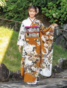 仲睦まじく羽を広げた鶴は、明るい未来の象徴。艶めく辛子色と白の取り合わせに職人の色彩センスが感じられ、見る人は心奪われるはず。