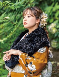 仲睦まじく羽を広げた鶴は、明るい未来の象徴。艶めく辛子色と白の取り合わせに職人の色彩センスが感じられ、見る人は心奪われるはず。