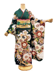 姫路市で振袖レンタルLサイズです。身長160ｃｍ前後の女性。グリーンと墨黒の色合わせが大人っぽさを演出。仲睦まじく羽ばたく鶴は佳き日を象徴し、梅の優しい香りに癒されます。