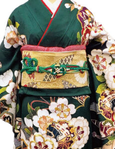 姫路市で振袖レンタルLサイズです。身長160ｃｍ前後の女性。グリーンと墨黒の色合わせが大人っぽさを演出。仲睦まじく羽ばたく鶴は佳き日を象徴し、梅の優しい香りに癒されます。