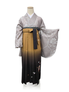 淡グレーに白花と文様が描かれた着物